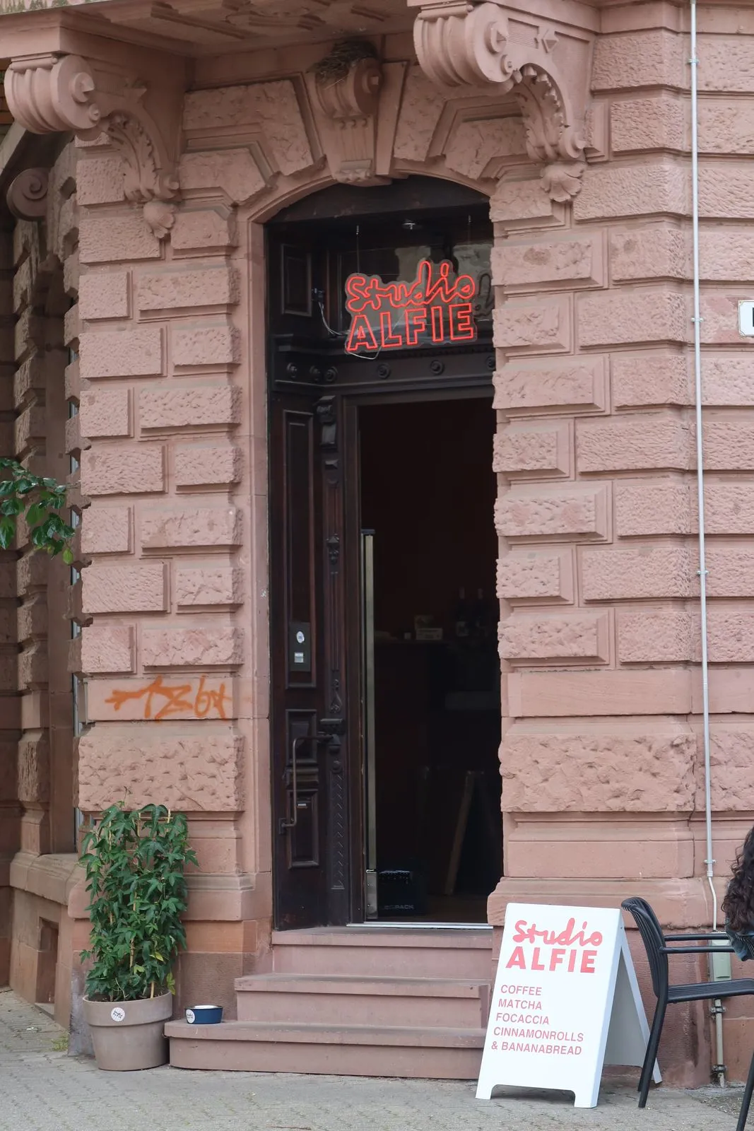 Eingang mit Treppe und Aufsteller von Studio Alfie